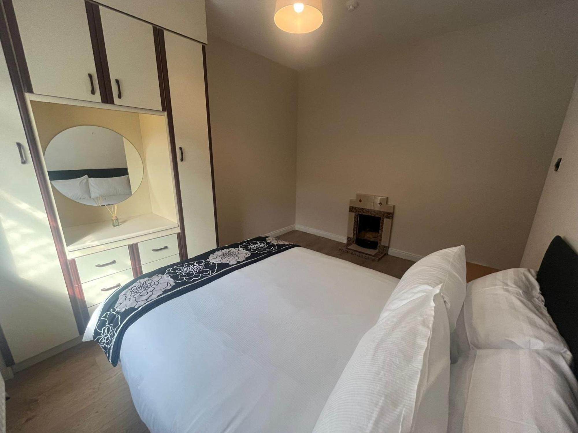 Yeats Lodge Self Catering Apartment And Bar Galway Exterior photo